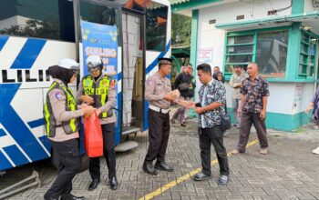 Sambil Menunggu Berbuka, Warga Gresik Antusias Urus SIM di Masjid Agung