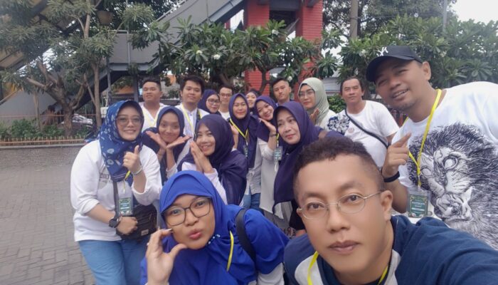 Komunitas Group Nobar Surabaya Bagikan 800 Bungkus Takjil di Jalan Embong Malang