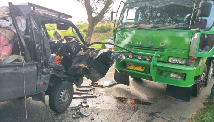 Terjadi Tabrakan Antar Mobil Pick Up dan Tronton di Jalinsum KM 122-123, Dua Orang Luka-Luka dan Kerugian Rp10 Juta