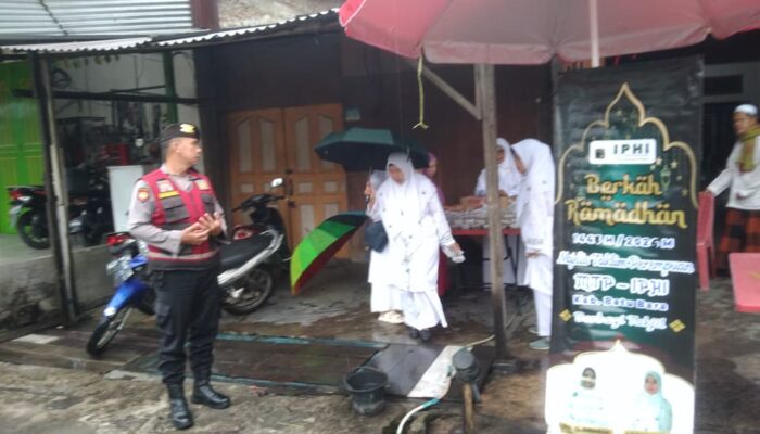 Kapolsek Indrapura amankan pembagian takjil, ribuan warga merasakan kepedulian jelang Ramadhan