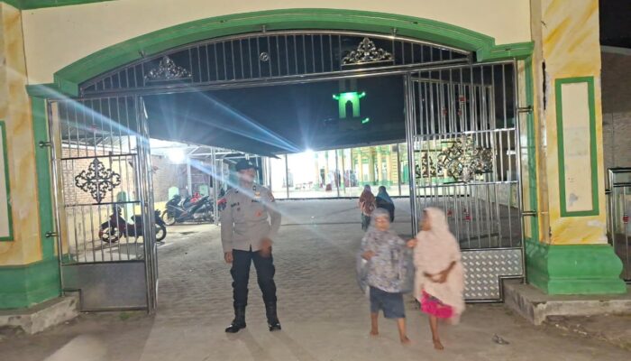 Polsek Medang Deras Amankan Sholat Tarawih di Masjid Al-Ihsan, Ingatkan Jemaah Mengunci Kendaraan