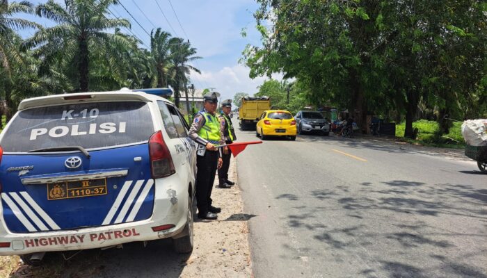 Satlantas Polres Batu Bara patroli jalinsum, kenakan bendera merah di lokasi rawan untuk mengingatkan pengendara
