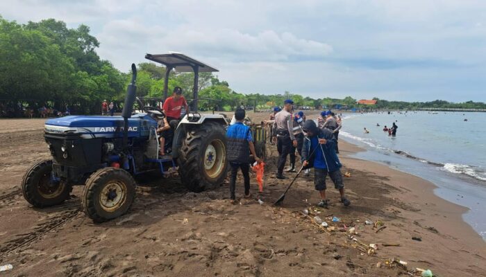 Pengamanan Ketupat di Pantai Akkarena, Dit Polairud Polda Sulsel Hadirkan Nuansa Aman dan Aksi Bersih Lingkungan