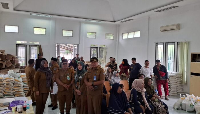 Sekcam Pondok Aren Monitoring Penyaluran Sembako, Lurah Pondok Kacang Timur Turun Langsung Bantu Distribusi