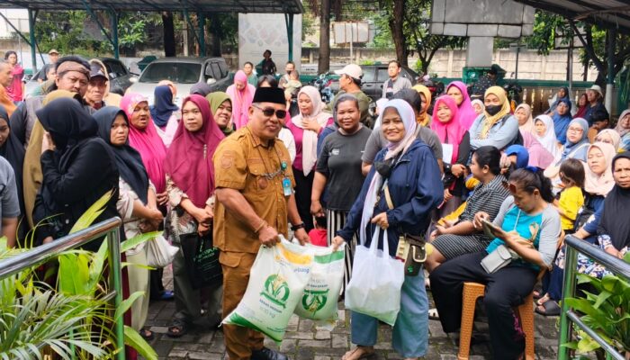 Lurah Pondok Kacang Timur Turun Langsung Bantu Penyaluran Bantuan Pangan