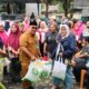 Lurah Pondok Kacang Timur Turun Langsung Bantu Penyaluran Bantuan Pangan