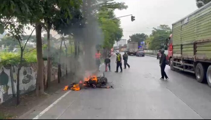 Aksi Cepat Satlantas Polres Gresik Padamkan Motor Terbakar di Depan Terminal Bunder
